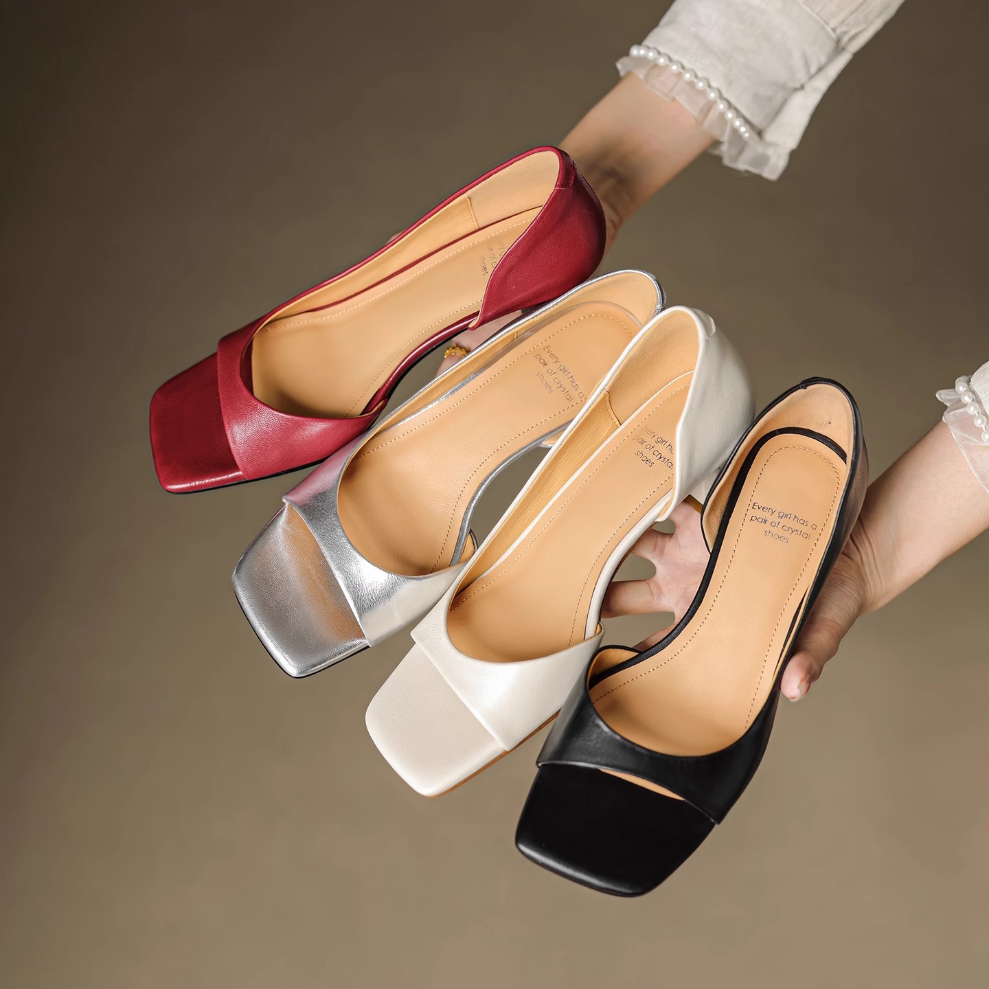 Kitten Heel Women - Tek Askılı ve Yan Açıklıklı, Modaya